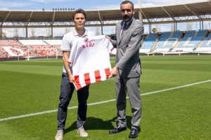 Rubi y El Assy en el Estadio Mediterráneo tras la firma del contrato.