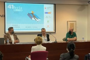 Manuel Vilas, rodeado por el concejal de Cultura y el director de la Feria del Libro.