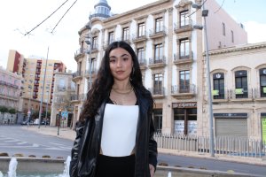 La bailarina almeriense Ana Rovira ante el Edificio de las Mariposas.