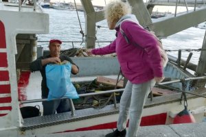 Recogida de basuras marinas en el Puerto de Almería.