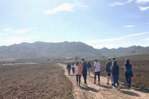 Alumnado del IES Maestro Padilla se dirigen al Cortijo del Fraile.
