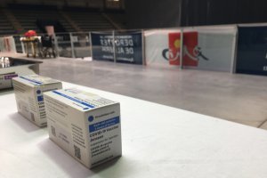 Una caja de viales de Janssen en el Palacio de los Juegos Mediterráneos.