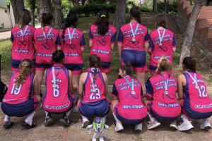 Las jugadoras recibieron las medallas de espaldas.