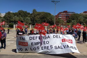 Representantes de CCOO y UGT con una pancarta en la manifestación.