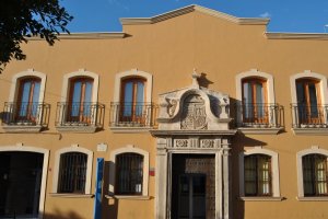 Fachada de la Biblioteca Pública Municipal de Huércal de Almería.