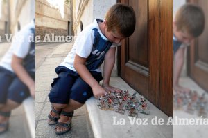 Los niños jugábamos en las aceras y en los trancos y en las losas de nuestras casas con aquel pelotón multicolor.