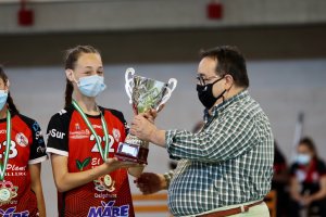 José Juan Rubí entregando la copa a las vencedoras.