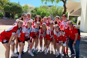 Las jugadoras almerienses felices con sus nuevas medallas.