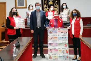 El alcalde y las concejalas apoyando el sorteo.