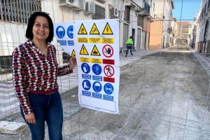 La alcaldesa cantoriana Puri Sánchez junto a una de las obras.
