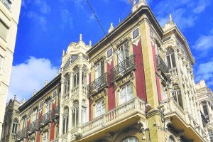 Edificio entre la calle Regocijos y la Puerta de Purchena