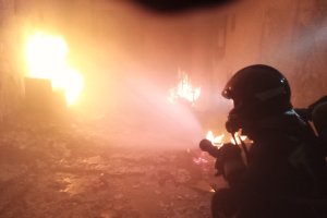 La voracidad de las llamas y las altas temperaturas afectaron no solo al dúplex sino a la parte alta de la vivienda colindante.