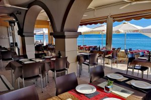 Restaurante Pa’Levante, ubicado en el paseo marítimo de Roquetas de Mar, en la Avd. Antonio Machado.