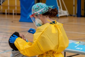 Los casos de Covid confirmados por las pruebas siguen bajando en Almería.