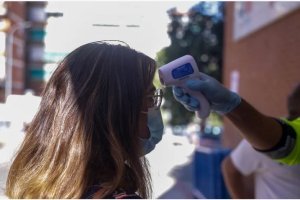 Toma de temperatura a una joven.