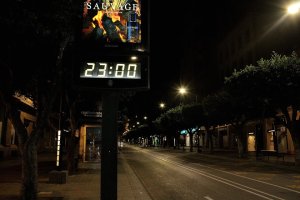 El Paseo de Almería desierto a las 23 horas durante el estado de alarma.