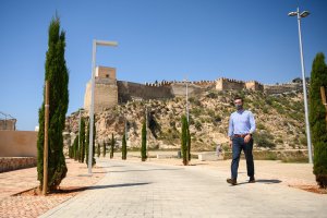 El alcalde, Ramón Fernández-Pacheco, en el entorno renovado de la Alcazaba
