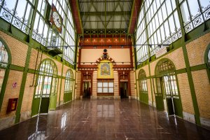 Hall de entrada en el edificio de la estación del ferrocarril histórica