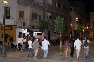 Ambiente en las calles del centro de Almería en la primera noche tras el final del estado de alarma.