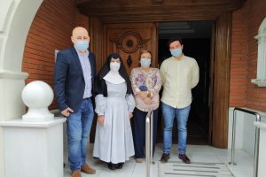 Meca (segunda por la derecha) junto con el alcalde en un acto a finales de abril.