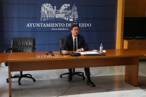 Francisco Góngora, alcalde de El Ejido, durante el desarrollo de la sesión plenaria telemática en El Ejido.