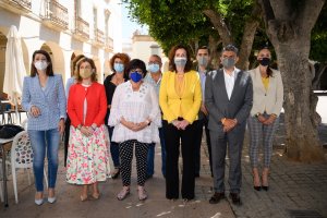La presidenta de Enfermería, María del Mar García, acompañada por autoridades.