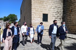 En el centro, Juan Espadas y Adriana Valverde.