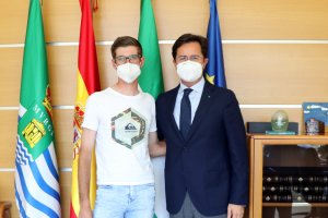 Cristian Rodríguez y el alcalde de El Ejido, Francisco Góngora, en el Ayuntamiento.