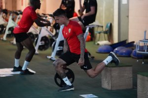 Brian Rodríguez en los ejercicios de prevención de lesiones.
