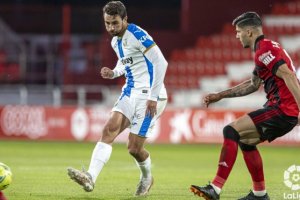 El exrojiblanco Juan Muñoz en el partido de esta noche en Anduva.