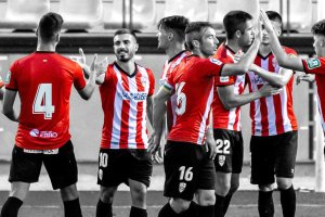 Los jugadores del Logroñés celebran la victoria ante el Fuenlabrada.