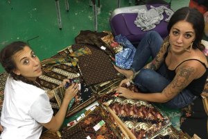 Realizan prendas y demás complementos.