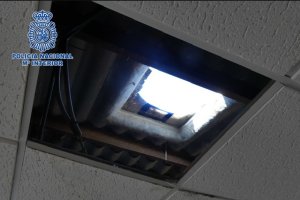 Agujero en el techo de una nave.