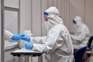 Los positivos detectados en Almería vuelven a descender por debajo del medio centenar.