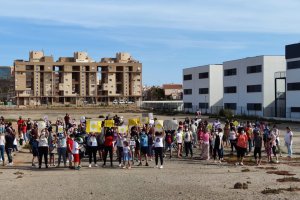 Concentración en los terrenos donde \"debería\" estar construyéndose el instituto.