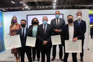 Autoridades municipales con los distinguidos este 2021.