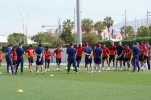 Charla de Rubi a la plantilla para que no caiga en la presión.