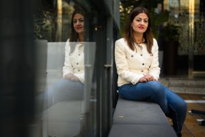 Sira Rego posa para la cámara de Juan Sánchez en la Plaza Flores de Almería