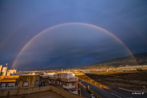 Imagen de archivo del sol saliendo tras la lluvia. Foto de G. Moreno.
