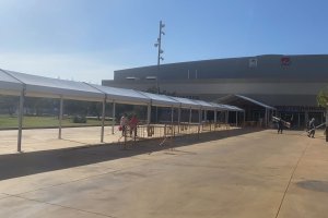 Zona de sombra en el Palacio de los Juegos Mediterráneos.