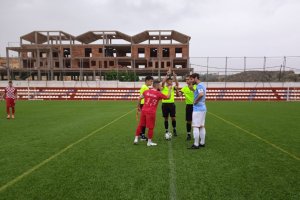 El saludo protocolario entre los capitanes.