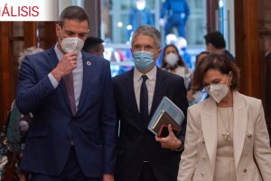 El presidente del Gobierno de España, Pedro Sánchez, acompañado por Marlaska y Calvo.