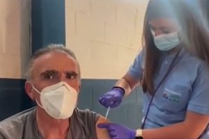 El presentador recibiendo la vacuna en Olula del Río.