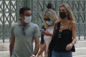 Ponce y Ana Soria paseando por la ciudad.