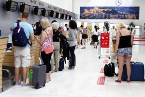 Imagen de archivo de la llegada de turistas al aeropuerto almeriense.