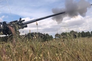 Artillería de la Legión dispara un obús durante las maniobras