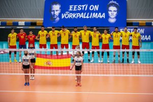 Los jugadores de España saludando.