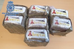 Hachís hallado en el vehículo.