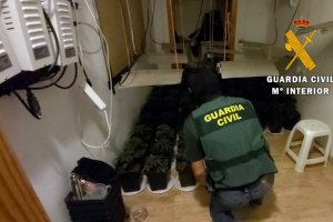 La Guardia Civil registra la vivienda, ubicada en Roquetas de Mar.