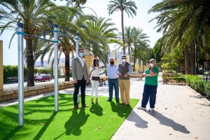 El alcalde, Ramón Fernández-Pacheco, en la nueva zona habilitada junto con unos vecinos de la zona